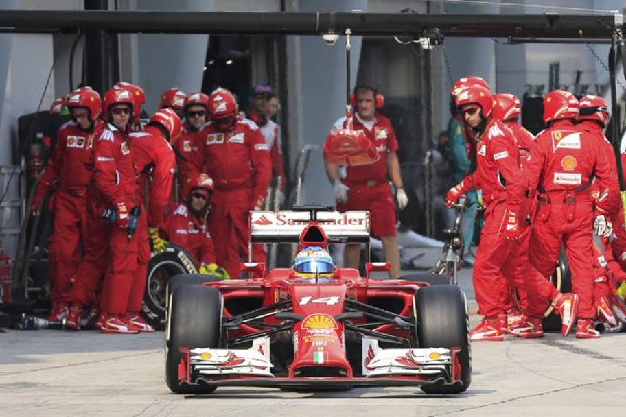 Sempre impeccabile il lavoro del team Ferrari ai box. Reuters